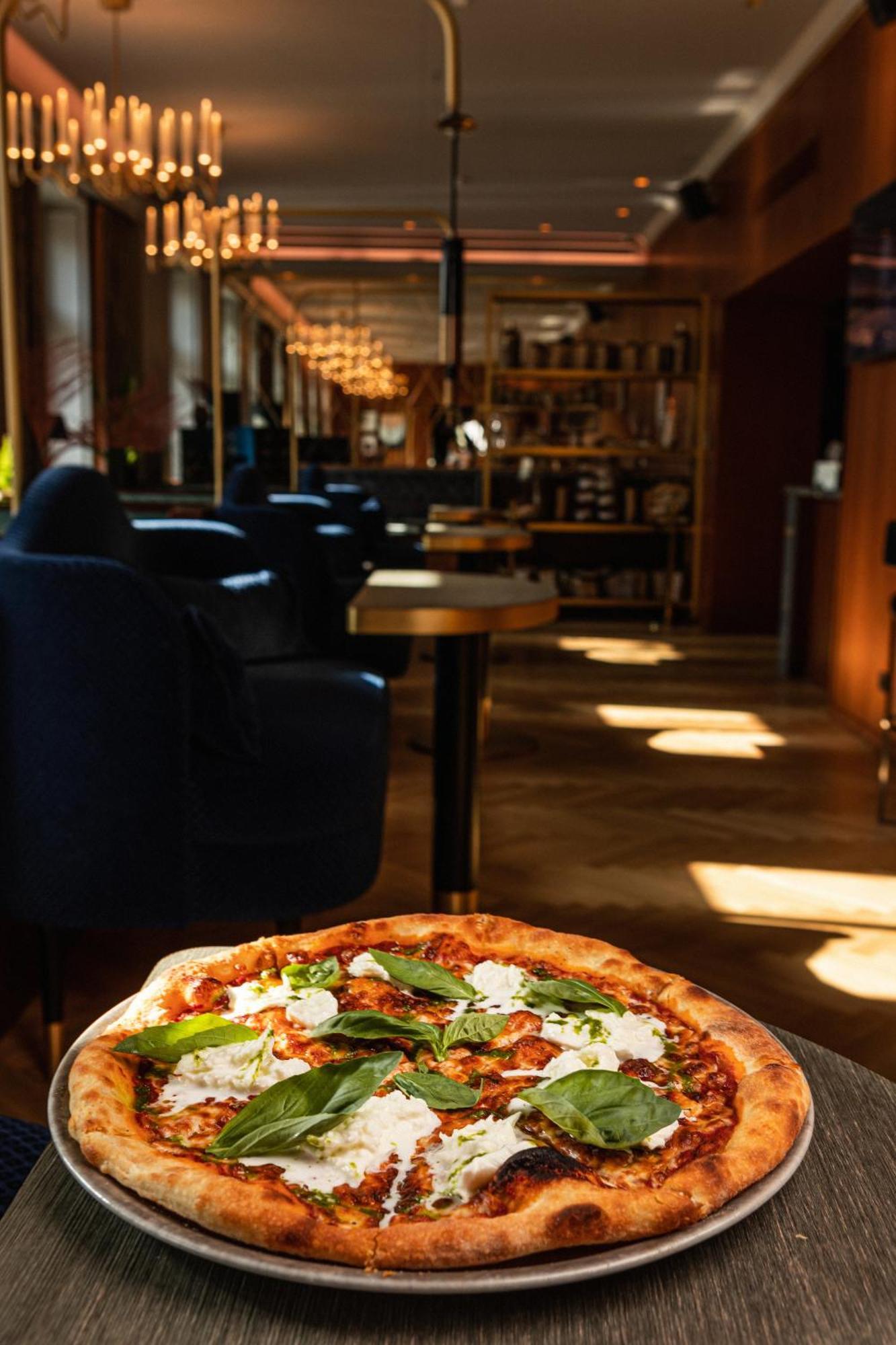 Grand Poet Hotel And Spa By Semarah Riga Ngoại thất bức ảnh Pizza at the restaurant