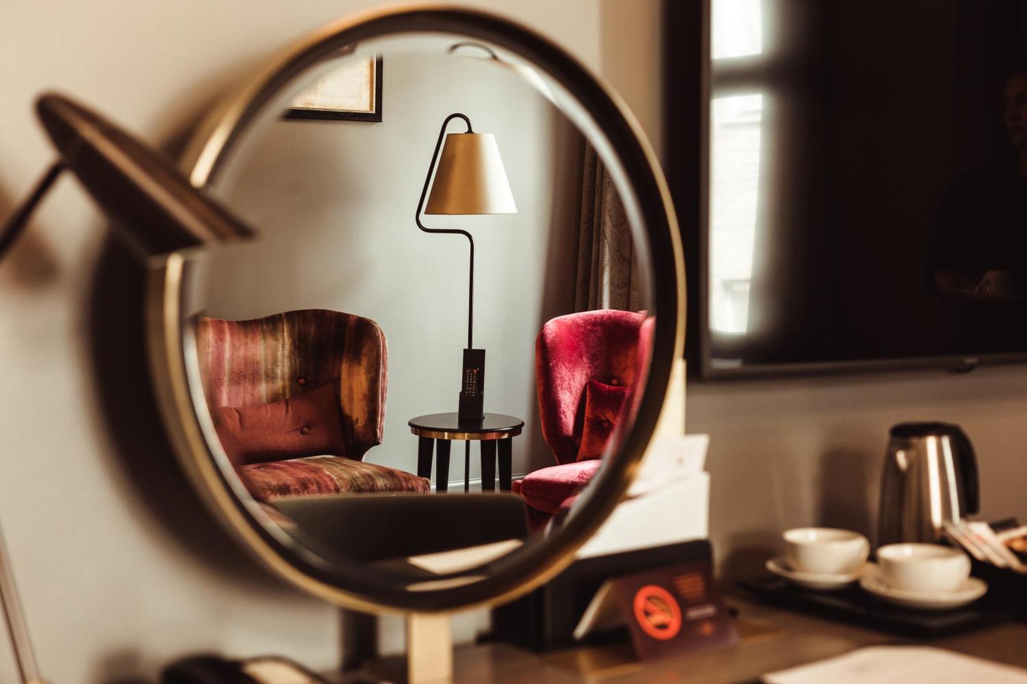 Grand Poet Hotel And Spa By Semarah Riga Ngoại thất bức ảnh A convex mirror