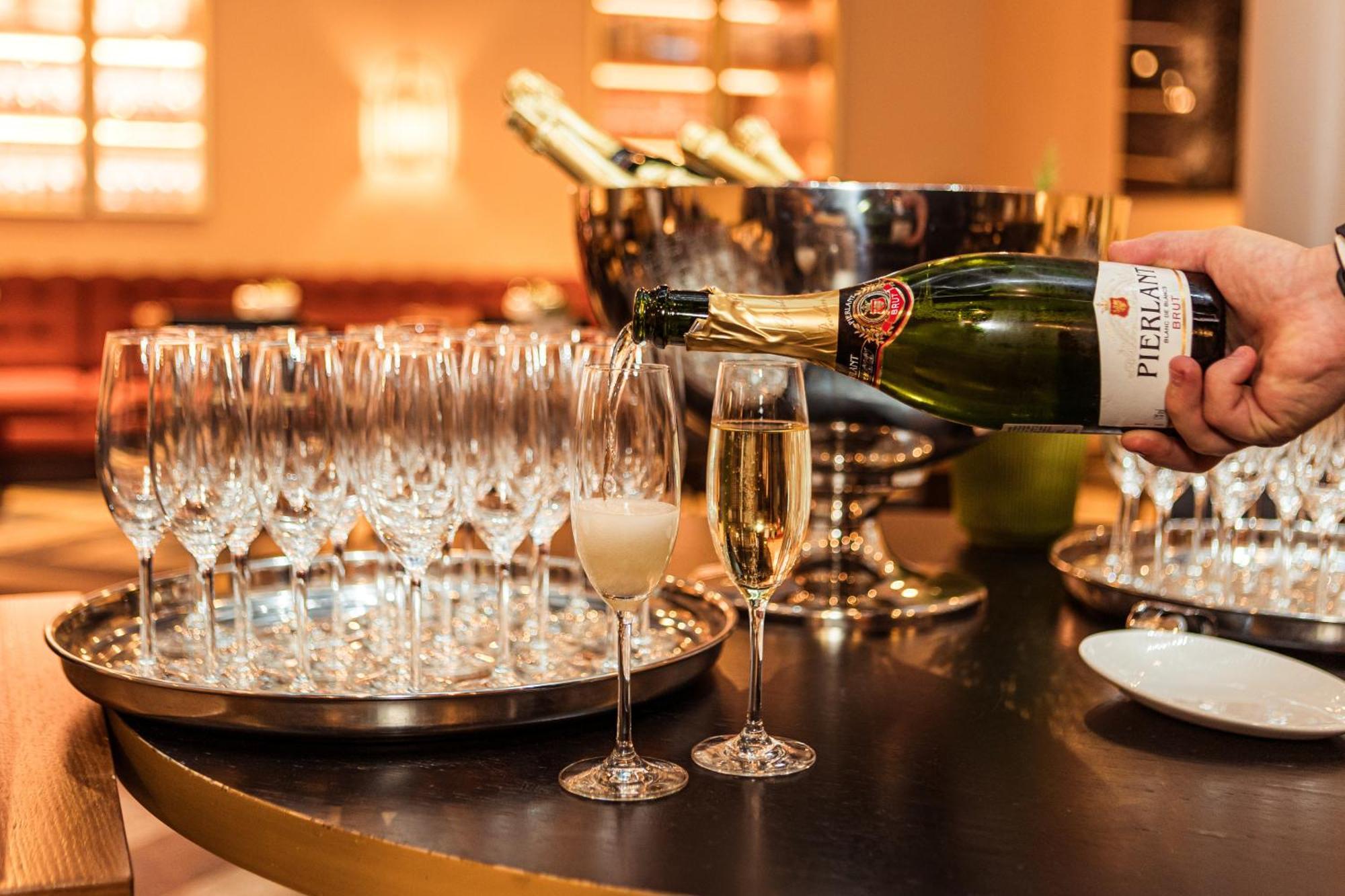 Grand Poet Hotel And Spa By Semarah Riga Ngoại thất bức ảnh A bottle of Pühler Land